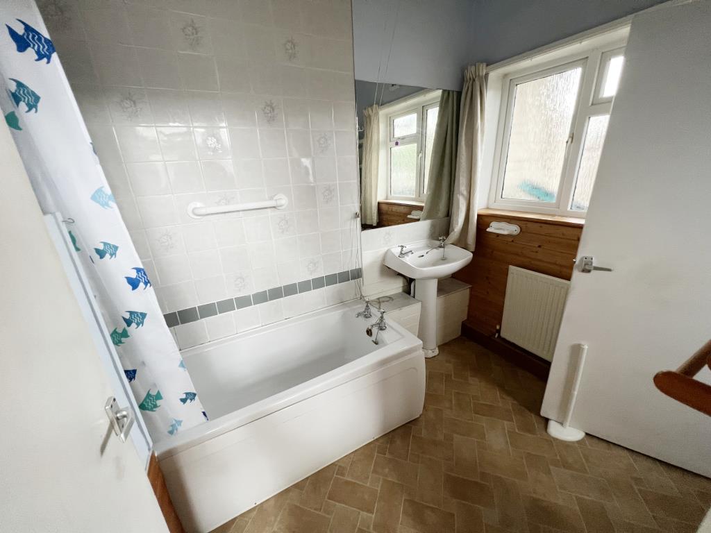 Lot: 95 - GROUND FLOOR FLAT FOR IMPROVEMENT PLUS GROUND RENT INVESTMENT - 